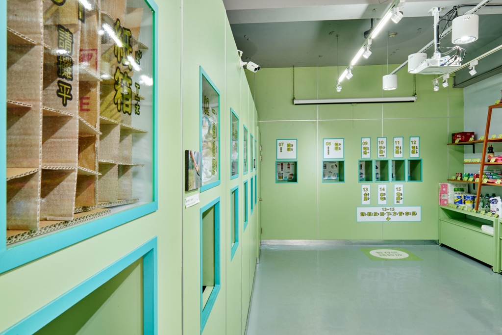 店內目前共分成12個投料口，細致的回收分類工作，讓資源回收變得更有效率與整潔。