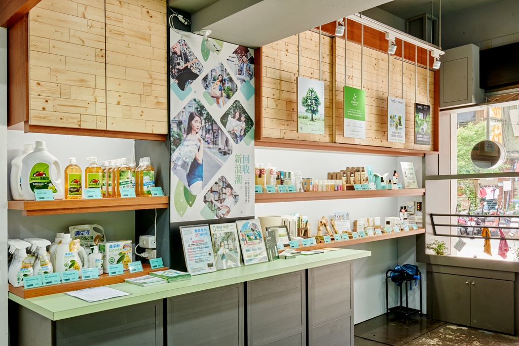除了資源回收外，店內還販售有各式各樣的綠色環保概念商品，包括米膚、璞草園、鴻淇、木酢達人、好日子、禾本科等，從保養、沐浴到居家清潔的用品，都貫徹了友善環境、永續循環的理念。